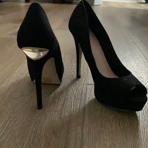 Black pumps